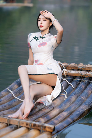 两人玩牌床上激烈晃动